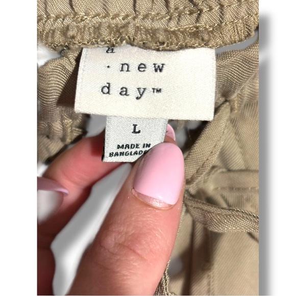 a new day Women's Large Stylish Tan/Khaki Wide-Leg Drawstring Waist Cargo Pants - Picture 8 of 14